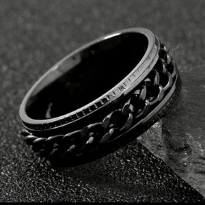 Black Spinner Ring Chain Detail